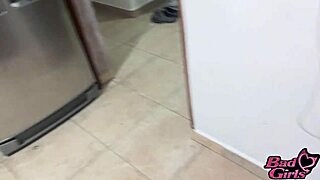 Babe berambut perang seksi masak di dapur dengan pakciknya.