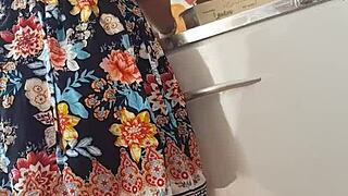 Skjult kamera spionerer mexicanske niecers perfekte røv under nederdel.