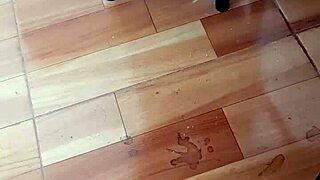 숨겨진 카메라로 멕시코 조카들 치마 아래 완벽한 엉덩이 엿보기