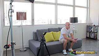 Kastingový agent vezme tvrdý pták na jízdu