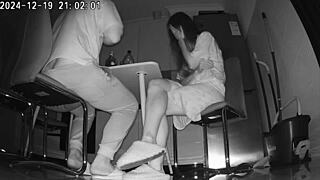 Manžel chytí manželku s priateľom v skutočnom podvádzaní.