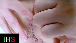 Wow, ta fascinující holka se nechá pořádně vymrdat! Sperma přímo do huby