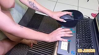 i fode com dotado na frente do cliente sem camisinha completo no red e no sheer