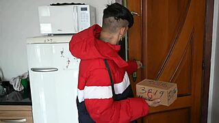 Transando com o entregador novinha transando com entregador dotado