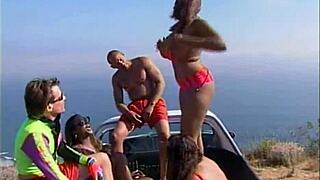 Musta tyttö vaaleanpunaisella pillulla saa ulkona puhalluksen ja koiratyylin.