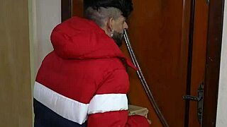 Transando com o entregador novinha transando com entregador dotado