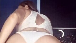 milf latina dansar i lingerie på webcam med stora tuttar och leksaker