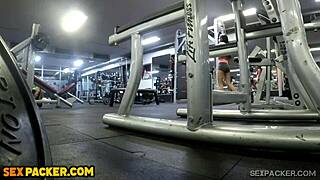 Είδες αυτή την λατινική πόρνη να μαζεύεται και να γαμιέται πρωκτικά από γυμναστή με μεγάλο πούτσο;