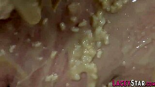 Britská babička se rozdivočí se sploshingem a lesbickým orálem.