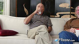 Wow! Kakek-Kakek Mesum Bikin Cewek 18+ Panas Deep Throat Kontol Gede!