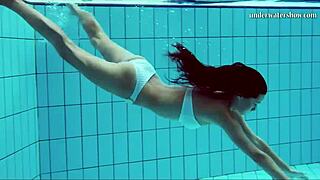 Hot tits and shaved pussy underwater – can you resist?