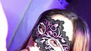 Sesala ga na kavču potem na mizi, da izsesam spermo