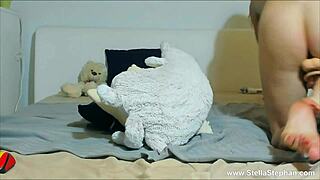 Blondínka si hrá s obrovským dildom na sólovú zábavu