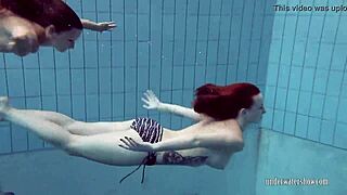 كاترين بريفسم ولوسي غورتشينكو فتيات تحت الماء في بيكيني في المسبح