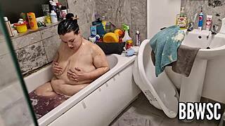 يا قذر، يتجسس على سمينة بصدر عملاق متدلي!