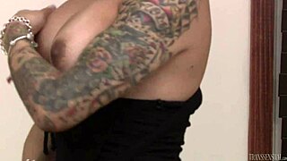 Tranny Foxxy convinces masseuse Jett Parker for hardcore fun 😘