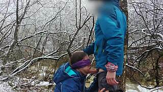 Dağ nehri yanında açık hava oral