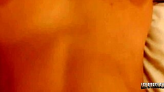 シモーン・スタイルがレキシントン・スティールのモンスターコックをからかう