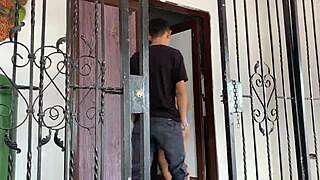 Mi Hermanastra Esta Senxualmente Vestida Haciendo Aseo Y Le Ayudo A Cambio De Una Follada