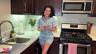 Airbnb guest fucks homeowner in doggystyle as thanks