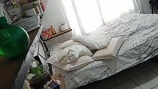 milf madurita haciendo limpieza en su cuarto 1