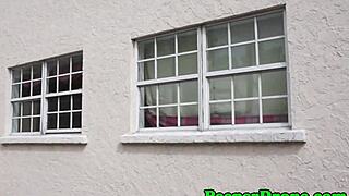 Lezbijke ujete z dronom med uživanjem v oralni igri na prostem