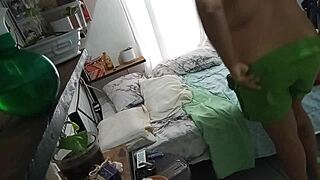 milf madurita haciendo limpieza en su cuarto 1