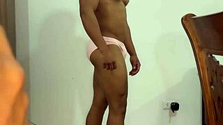 Alusvaate-casting muuttuu odottamattomaksi anaali-sessioksi