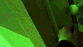 큰 젖 할머니가 운 좋은 스터드에게 박히는 거 봐!