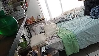 milf madurita haciendo limpieza en su cuarto 1