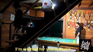 Bila je pripravljena na kurca, mož ni zmogel, prijatelj pomagal z pičkanjem