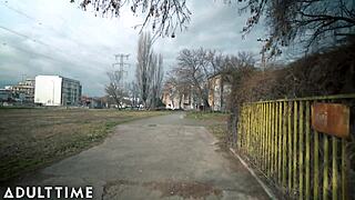 큰 젖 할머니가 운 좋은 스터드에게 박히는 거 봐!