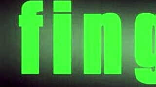 Playgirl får smärtsam orgasm från ensam fingring