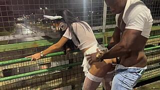 Coelhinha transa na passarela rua carro chuva quase pega