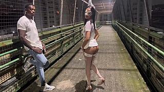 Coelhinha transa na passarela rua carro chuva quase pega