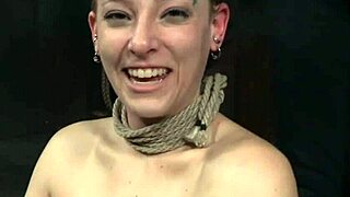 Rousse soumise subit une humiliation dure de son mâle dominant