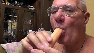 Hej, můj manžel miluje sát kokoty, vítá všechny gaye a bi chlapy!