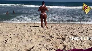 Afrodite sucks cock on Barra da Tijuca beach with wild group action