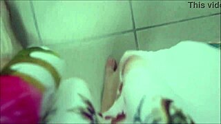 Deilige sexy føtter i skobutikk-sandaler