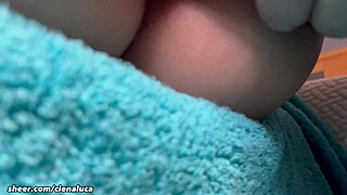 Namorada explora primeira vez na cama com bunda grande oleada