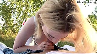 Meia-irmã ansiosa para se despir e chupar na floresta?