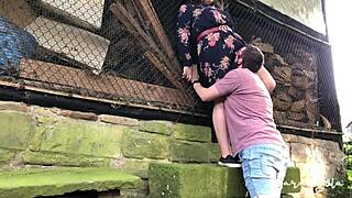 Je me fais défoncer à fond dans cette grange abandonnée en plein air !