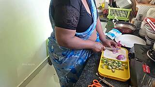 Hei, mau lihat gue flash dan strok buat maid Kanika?