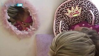 Starri Knight fingers her smooth shaved pussy solo.