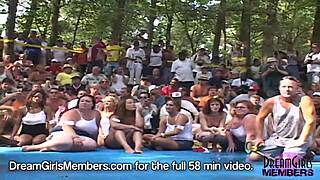 Frauen werden wild beim Nackt-Popo-Wettbewerb am Strand