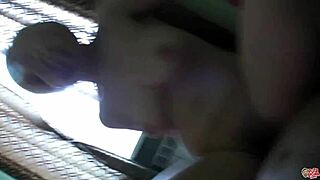 Dominika, den barmfagre russeren, viser frem sine naturlige enorme pupper.