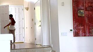 Vanessa Cage delar sina stora tuttar med het styvson i intim stund