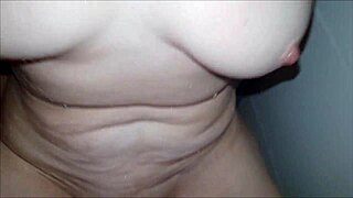 esposa gemendo muito numa putaria no banheiro at� eu gozar na buceta dela