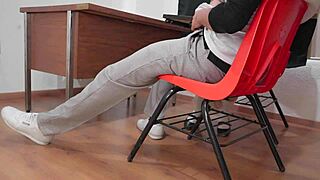 estudiante mexicana cumple fantasía en salón escondido! 🔥