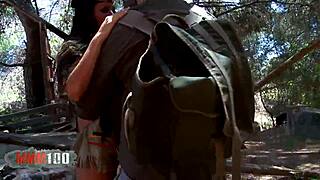 Perfecte Spaanse pornster Susi Gala treedt op in het bos